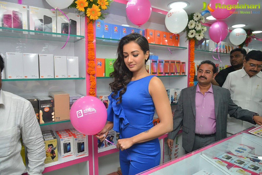 Catherine Tresa launches B New Mobiles at Eluru