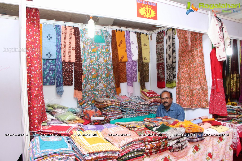 Sushila Bokadiya inaugurates Kala Silk Handloom and Handicrafts Expo at Himayat Nagar, Hyderabad