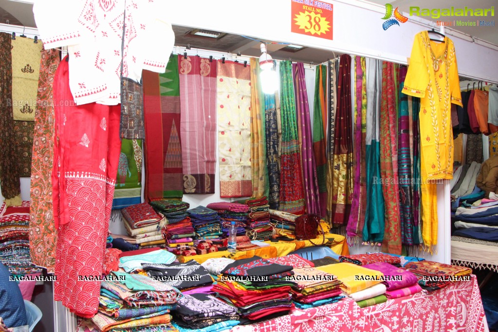 Sushila Bokadiya inaugurates Kala Silk Handloom and Handicrafts Expo at Himayat Nagar, Hyderabad