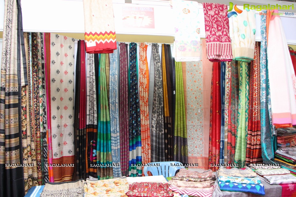 Sushila Bokadiya inaugurates Kala Silk Handloom and Handicrafts Expo at Himayat Nagar, Hyderabad