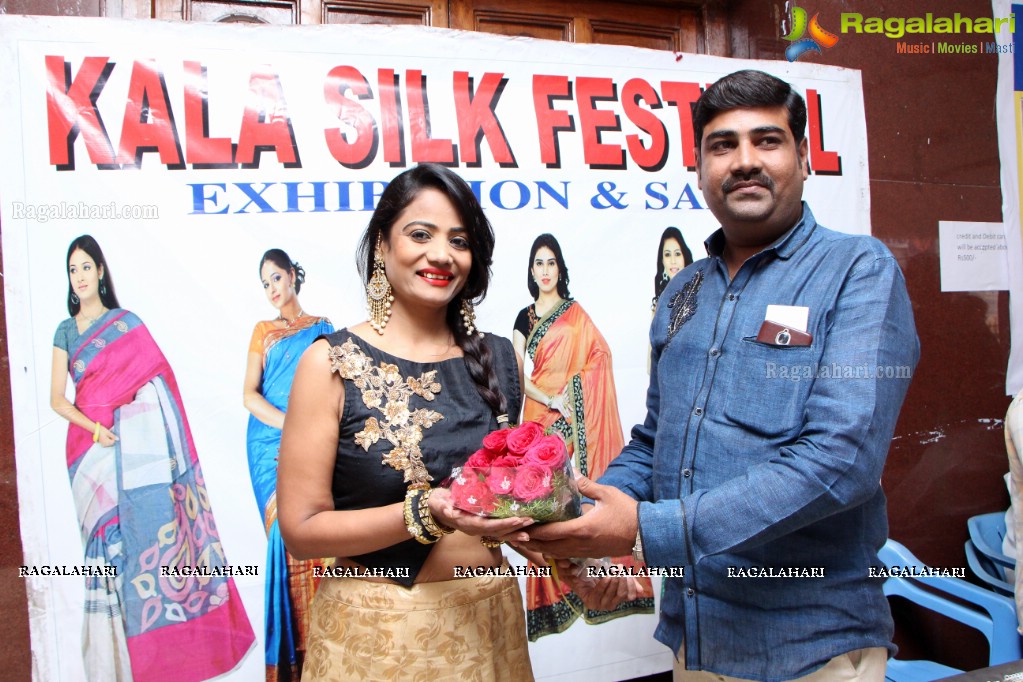 Sushila Bokadiya inaugurates Kala Silk Handloom and Handicrafts Expo at Himayat Nagar, Hyderabad