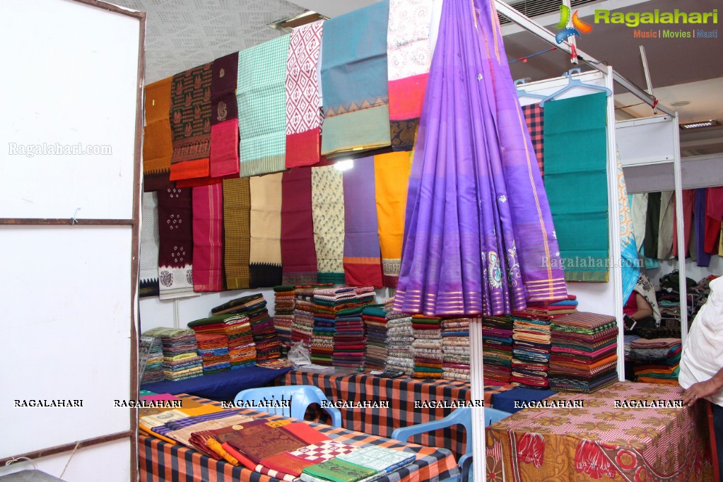 Sushila Bokadiya inaugurates Kala Silk Handloom and Handicrafts Expo at Himayat Nagar, Hyderabad