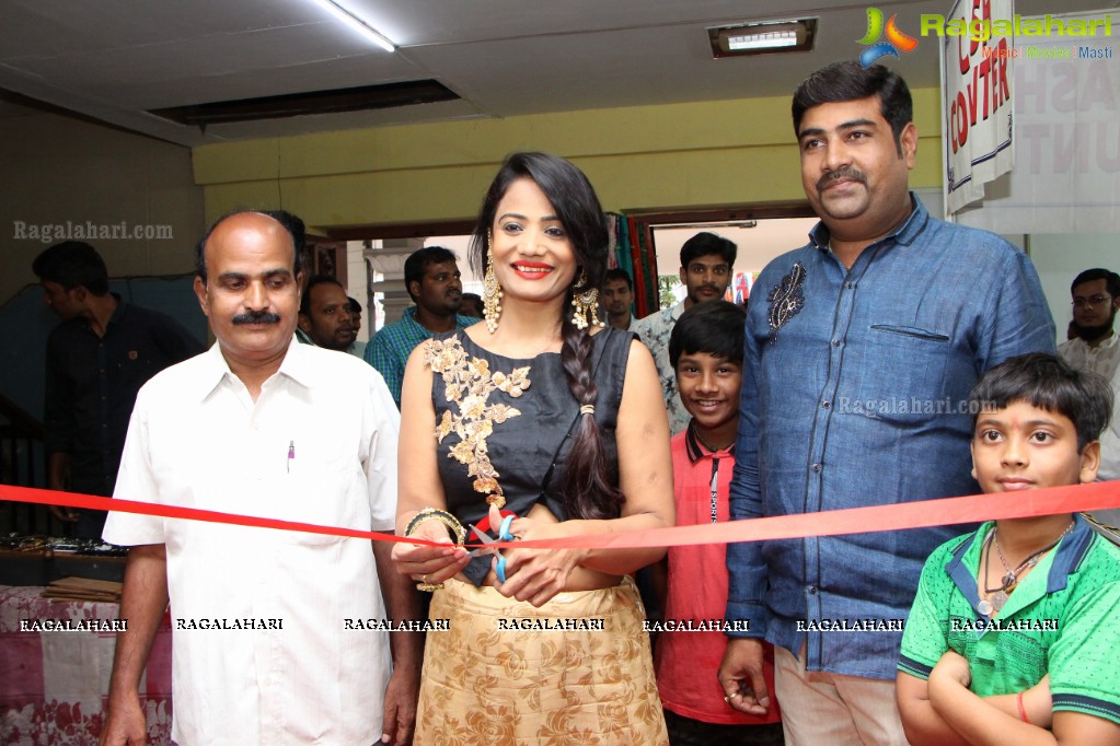 Sushila Bokadiya inaugurates Kala Silk Handloom and Handicrafts Expo at Himayat Nagar, Hyderabad