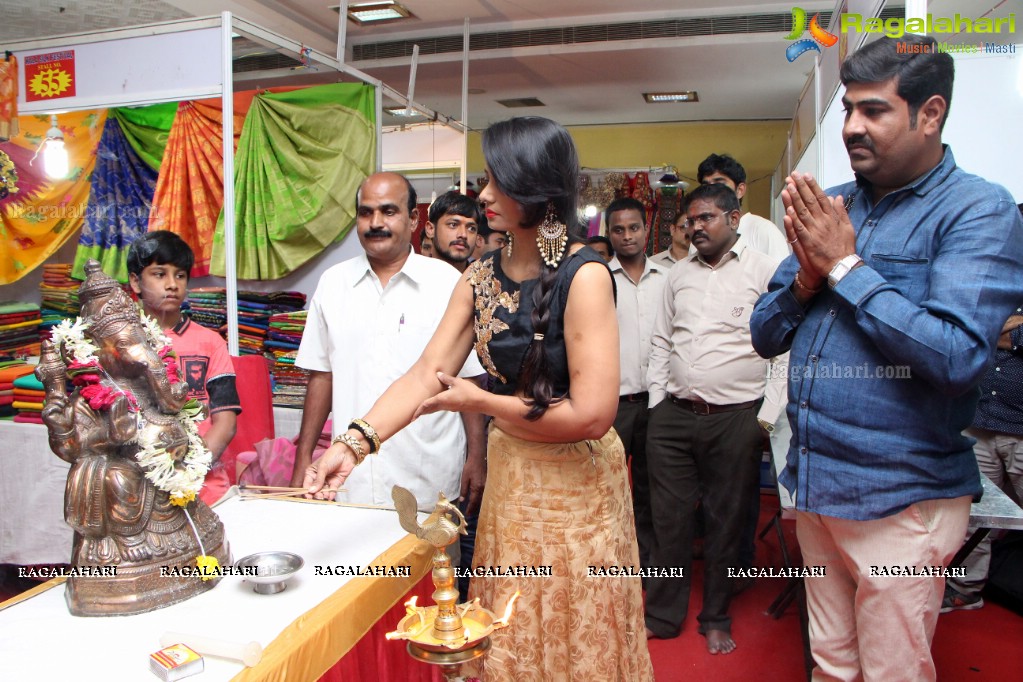 Sushila Bokadiya inaugurates Kala Silk Handloom and Handicrafts Expo at Himayat Nagar, Hyderabad