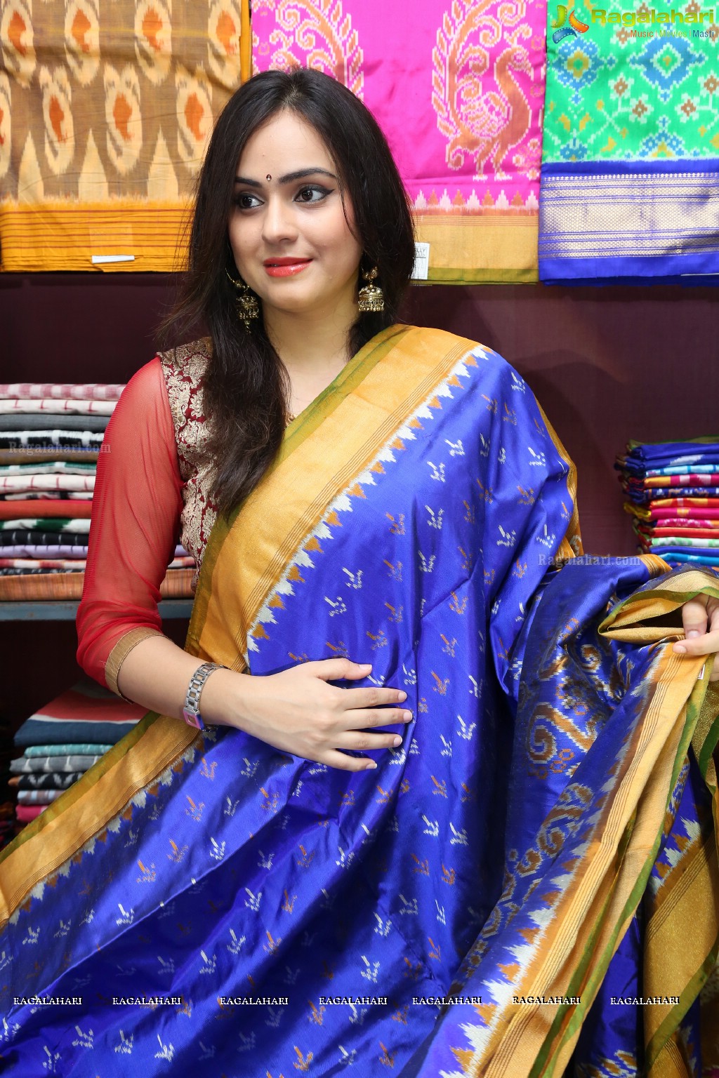 Priyansha Dubey launches Pochampally IKAT Art Mela 2017