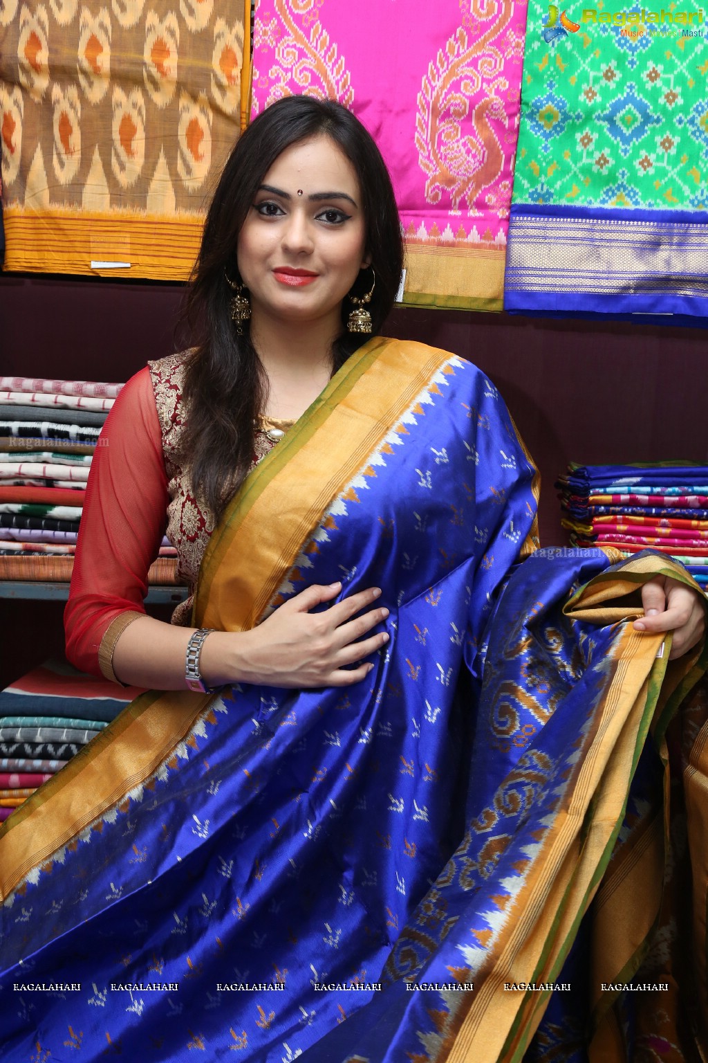 Priyansha Dubey launches Pochampally IKAT Art Mela 2017