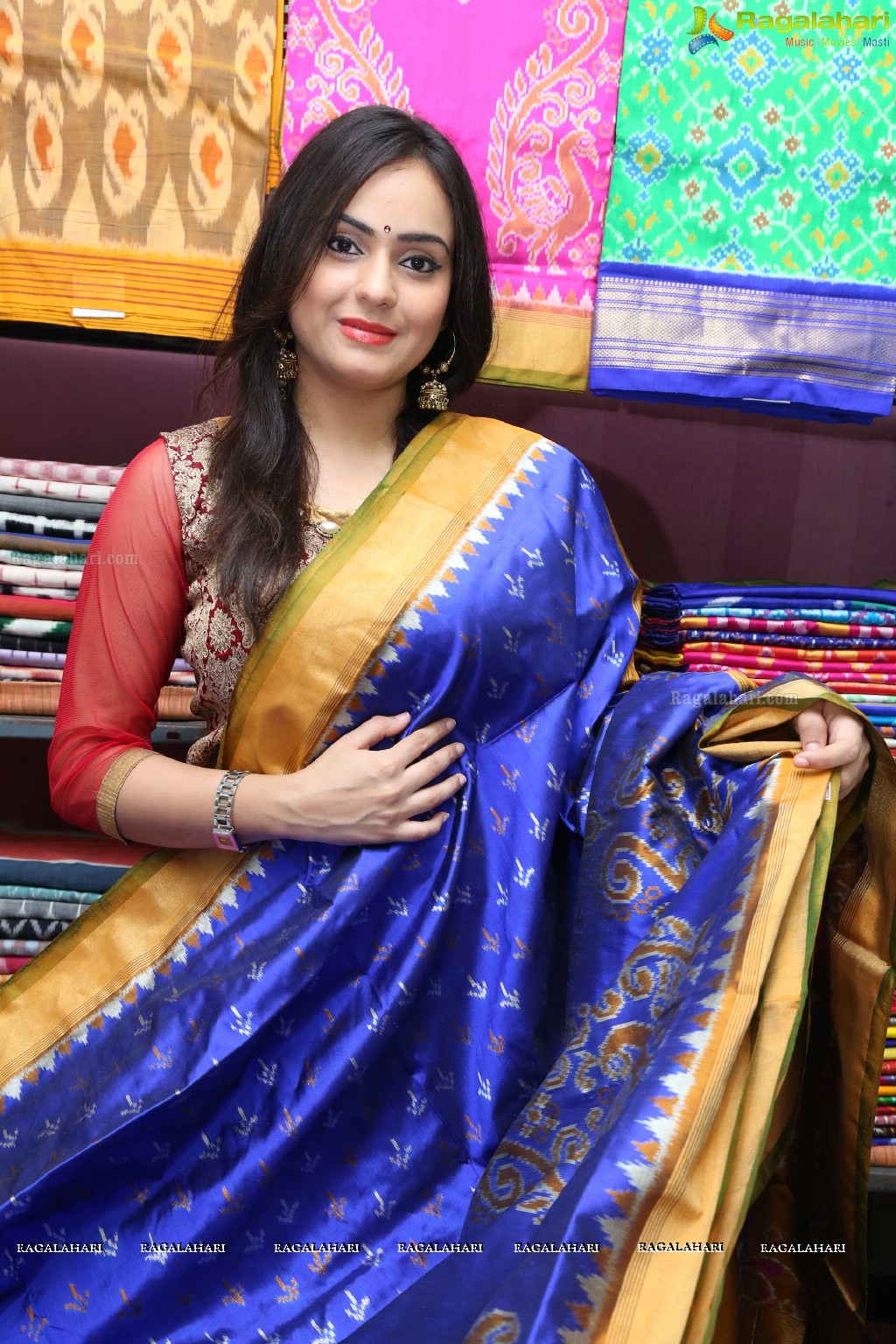 Priyansha Dubey launches Pochampally IKAT Art Mela 2017