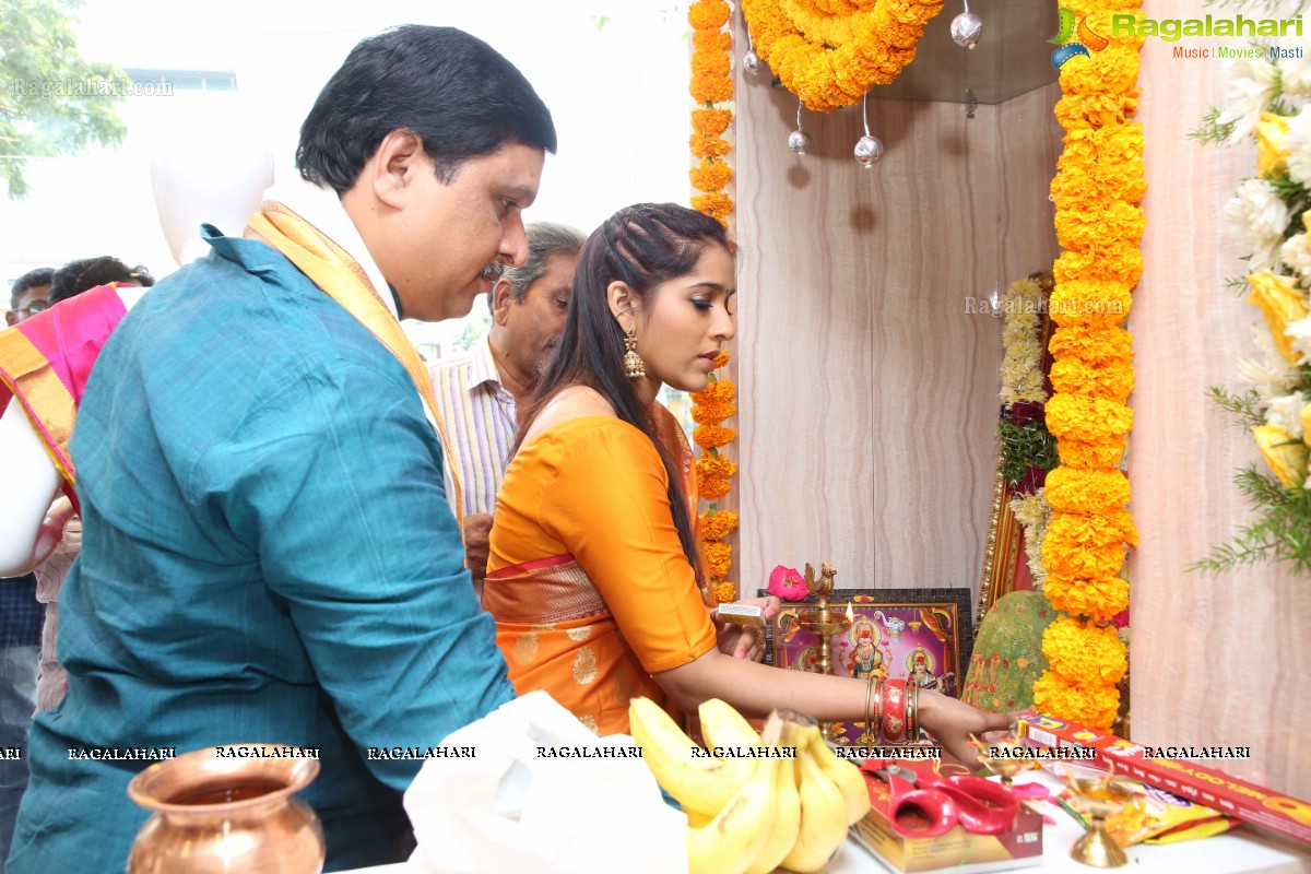 Rashmi Gautam Launches Bhagawati Shopping Mall @ Champapet