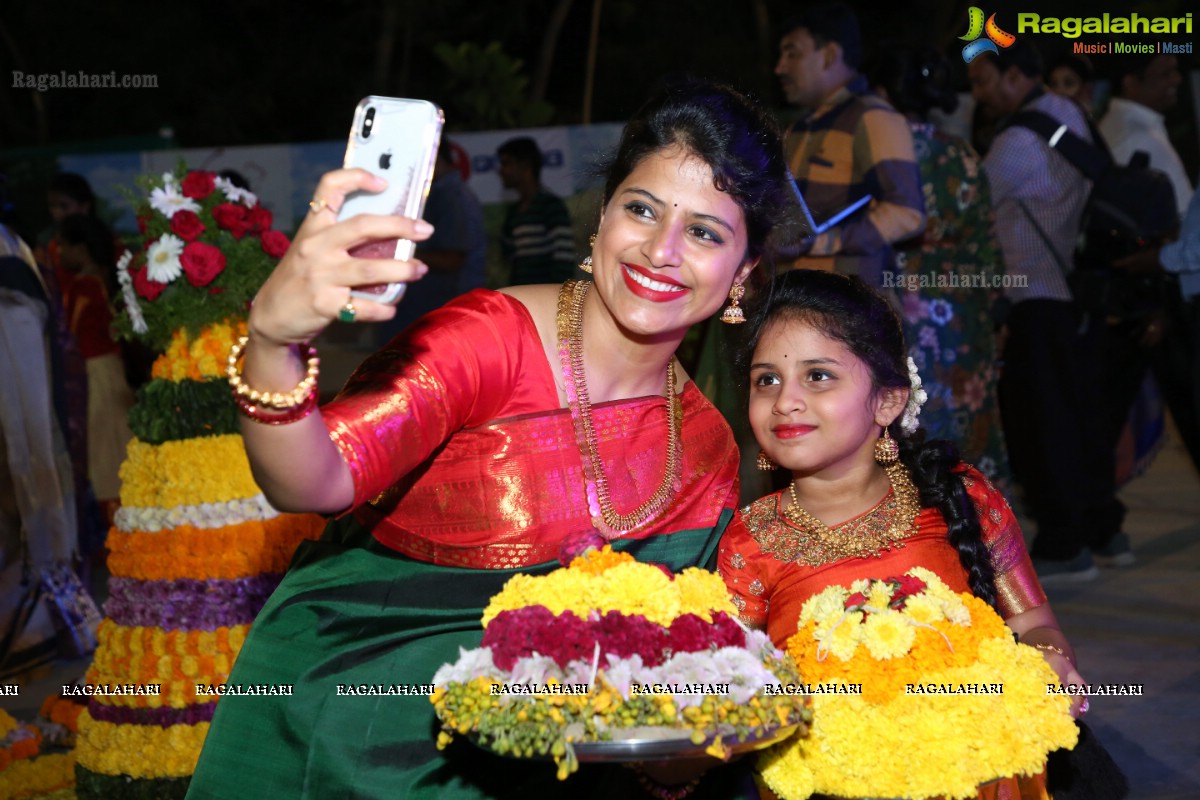 Deepthi Mamidi Organises Bathukamma Celebrations