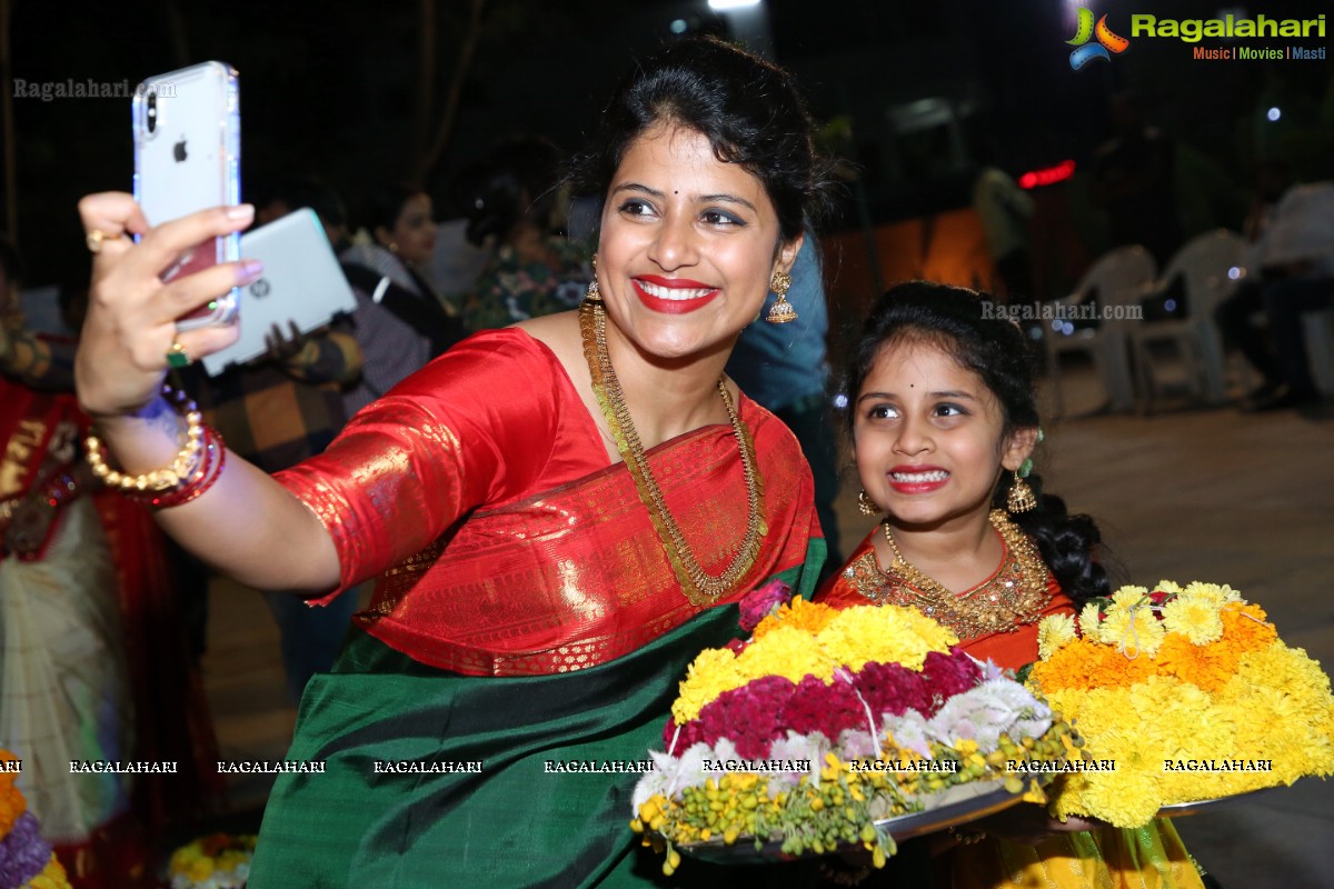 Deepthi Mamidi Organises Bathukamma Celebrations