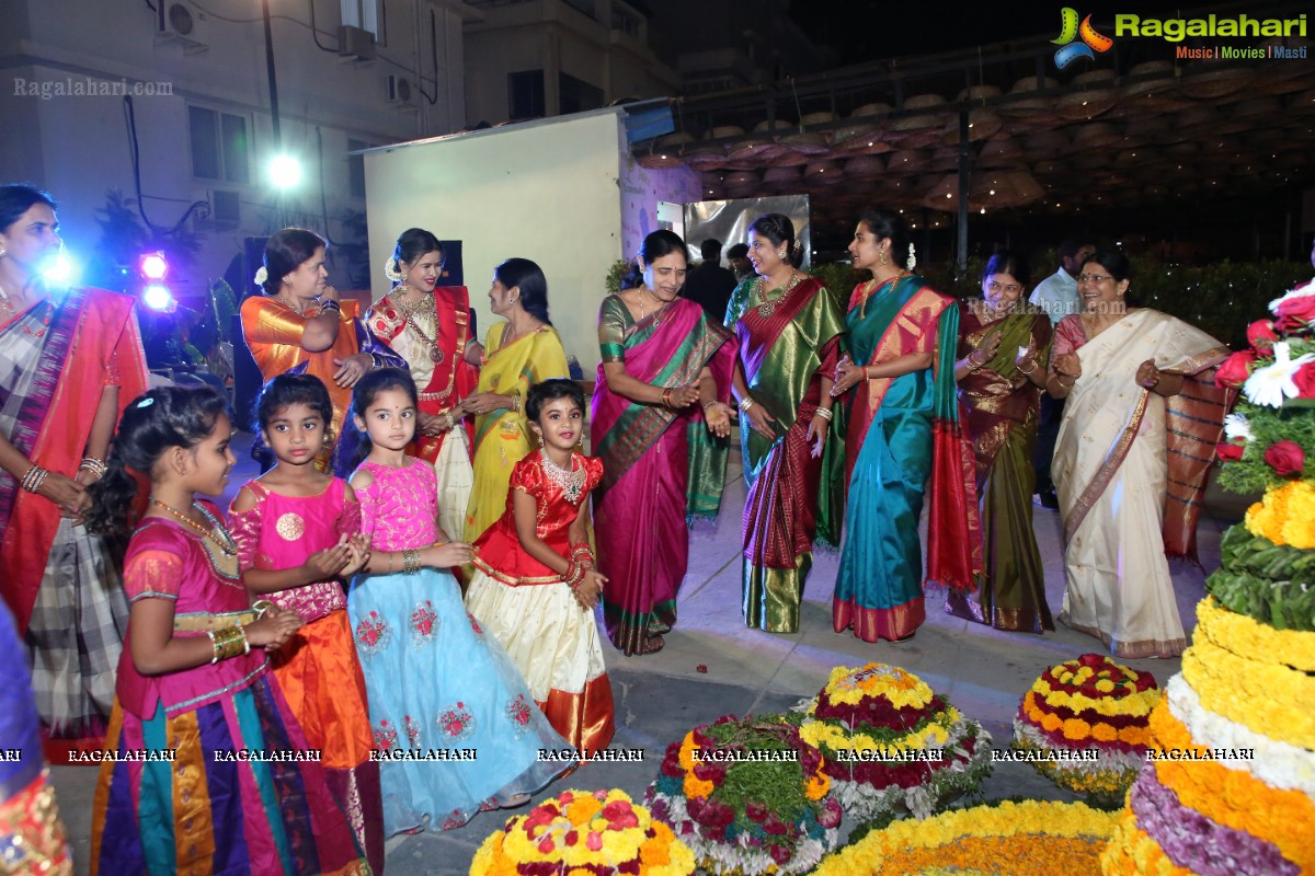 Deepthi Mamidi Organises Bathukamma Celebrations