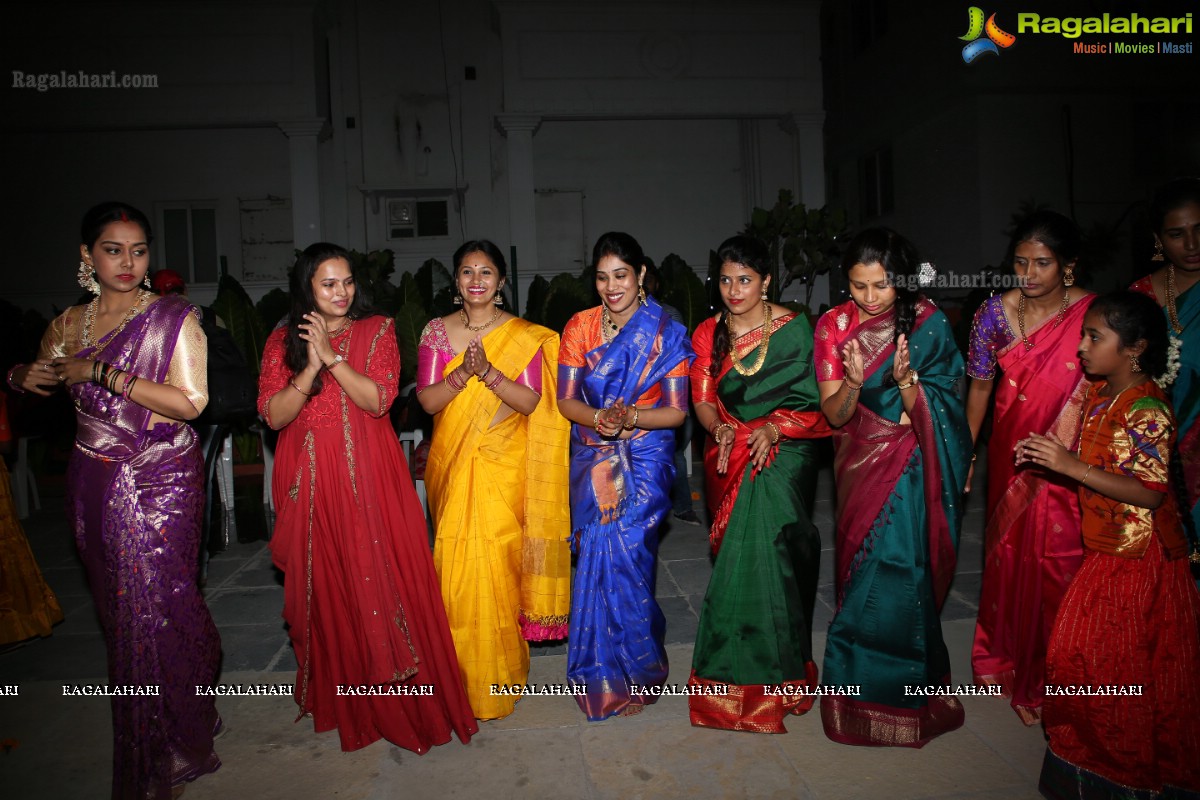 Deepthi Mamidi Organises Bathukamma Celebrations