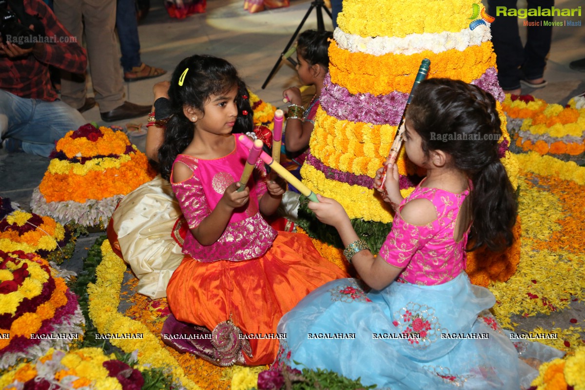 Deepthi Mamidi Organises Bathukamma Celebrations