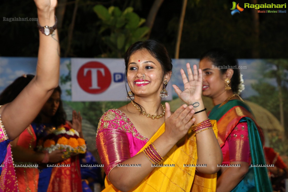 Deepthi Mamidi Organises Bathukamma Celebrations