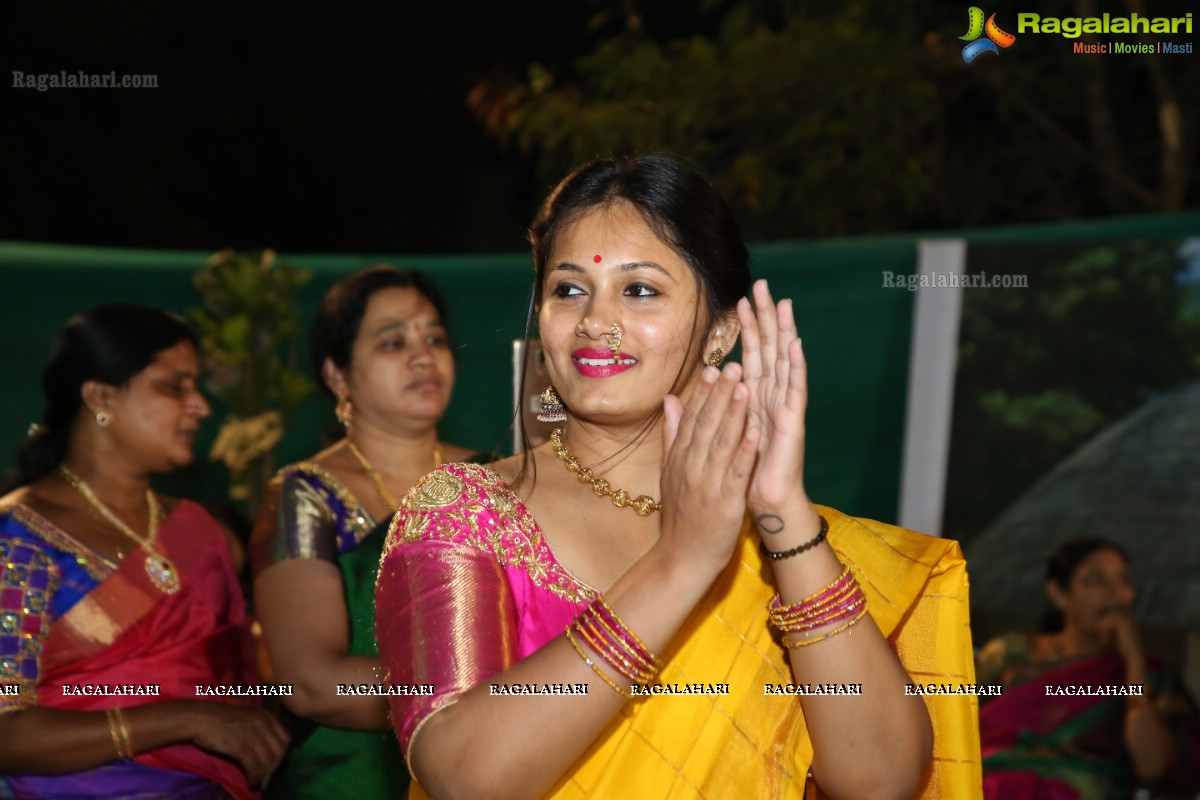 Deepthi Mamidi Organises Bathukamma Celebrations