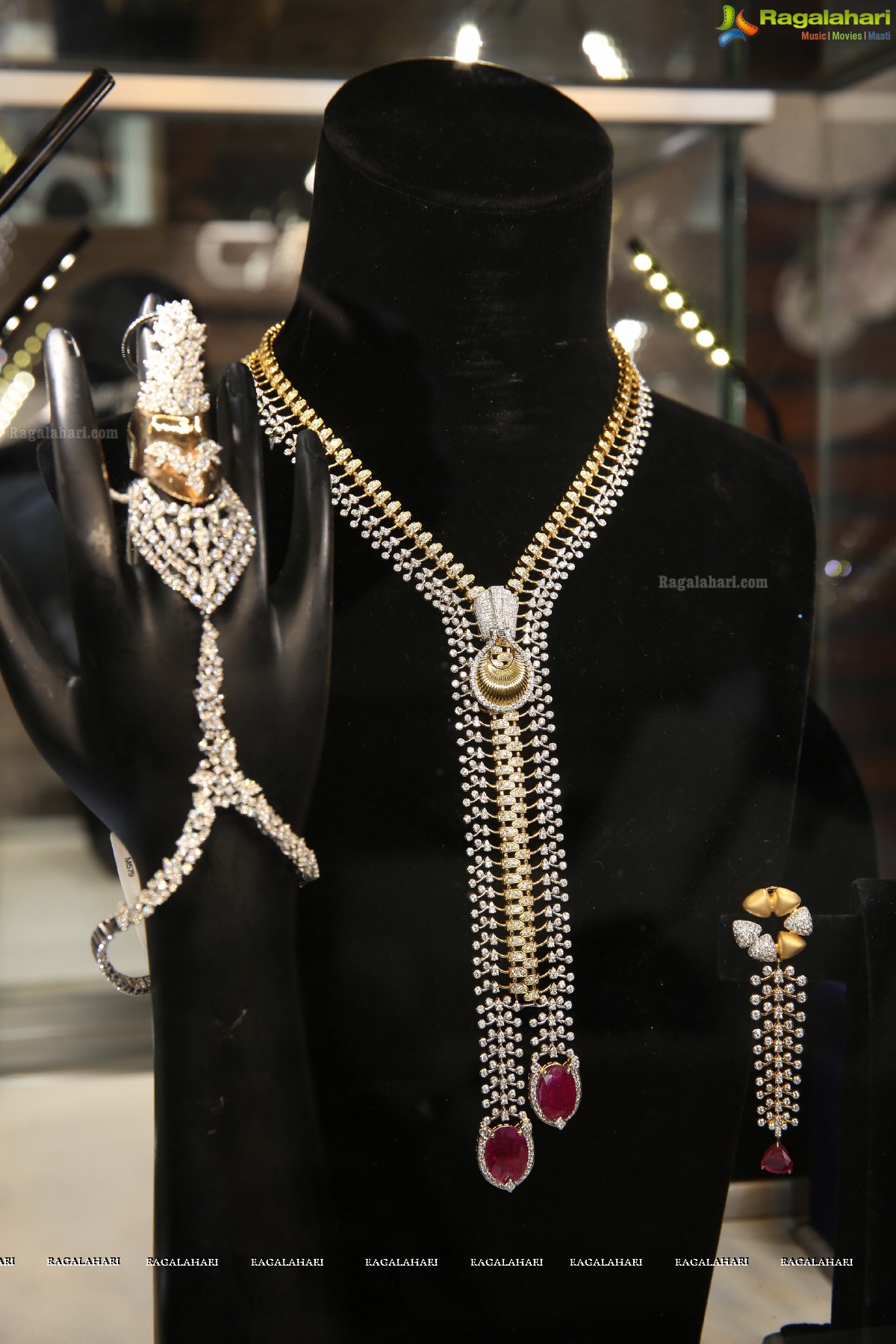 Diva Galleria - An Exhibition of Luxurious Diamond & Temple Jewellery @ Park Hyatt