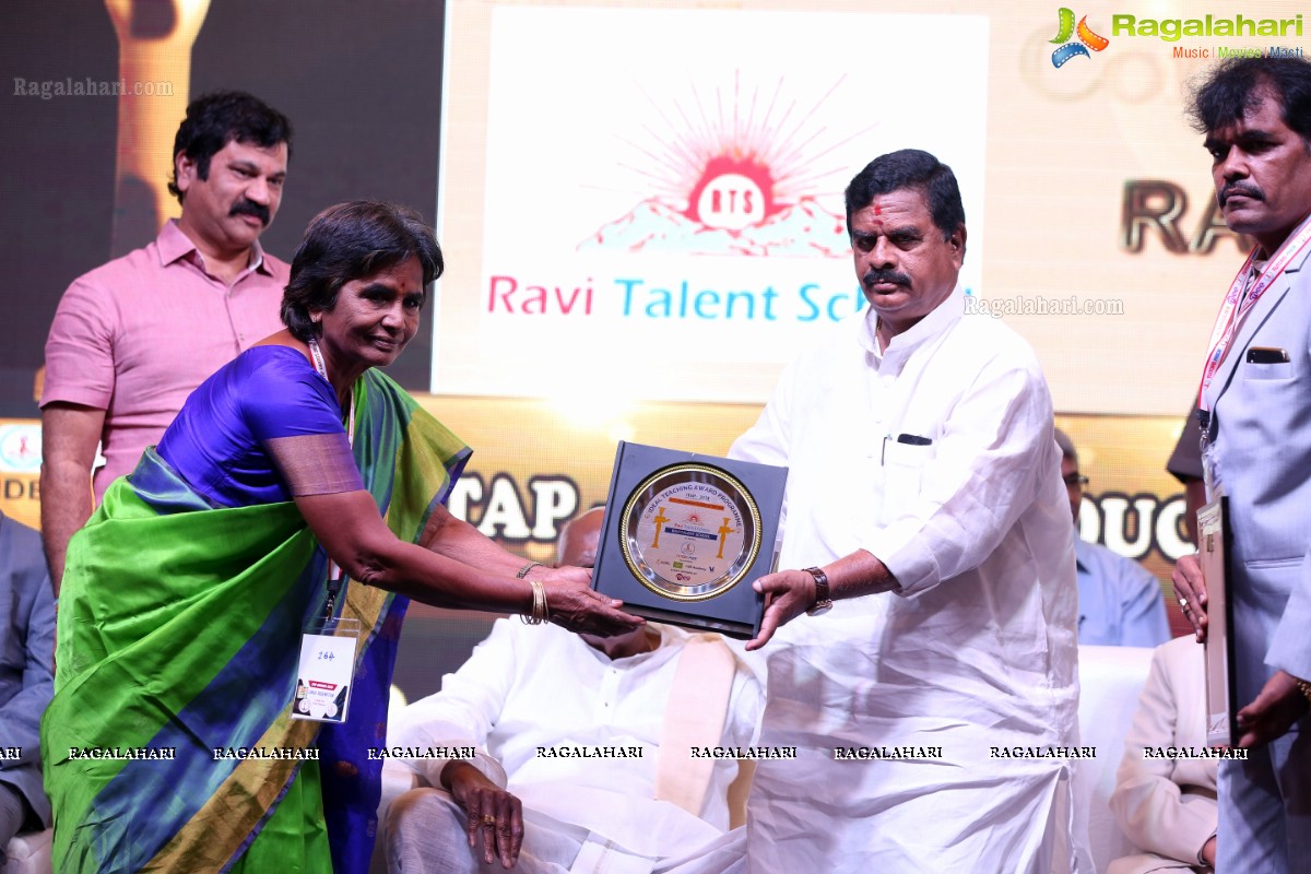 Roshaiah Presents '3rd Ideal Teaching Awards'