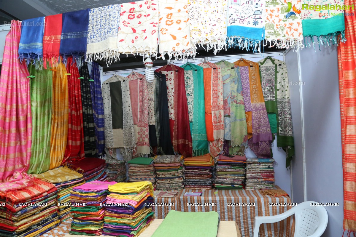 Shailaja Reddy Inaugurates Kala Silk Handloom Expo 2018 At TTD Himayatnagar