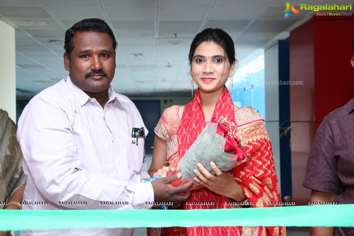 Pochampally Ikat Art Mela inaugurated by Miss Queen of India 2018 finalist Sandhya Thota