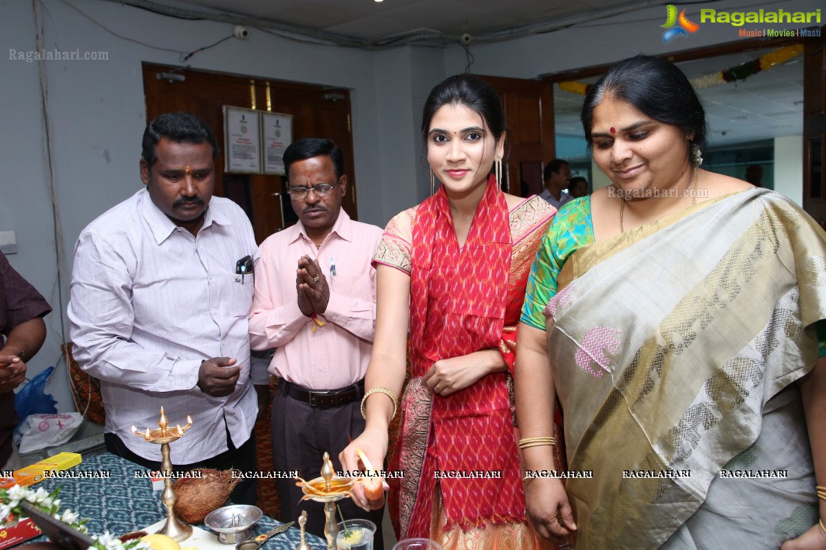 Pochampally Ikat Art Mela inaugurated by Miss Queen of India 2018 finalist Sandhya Thota