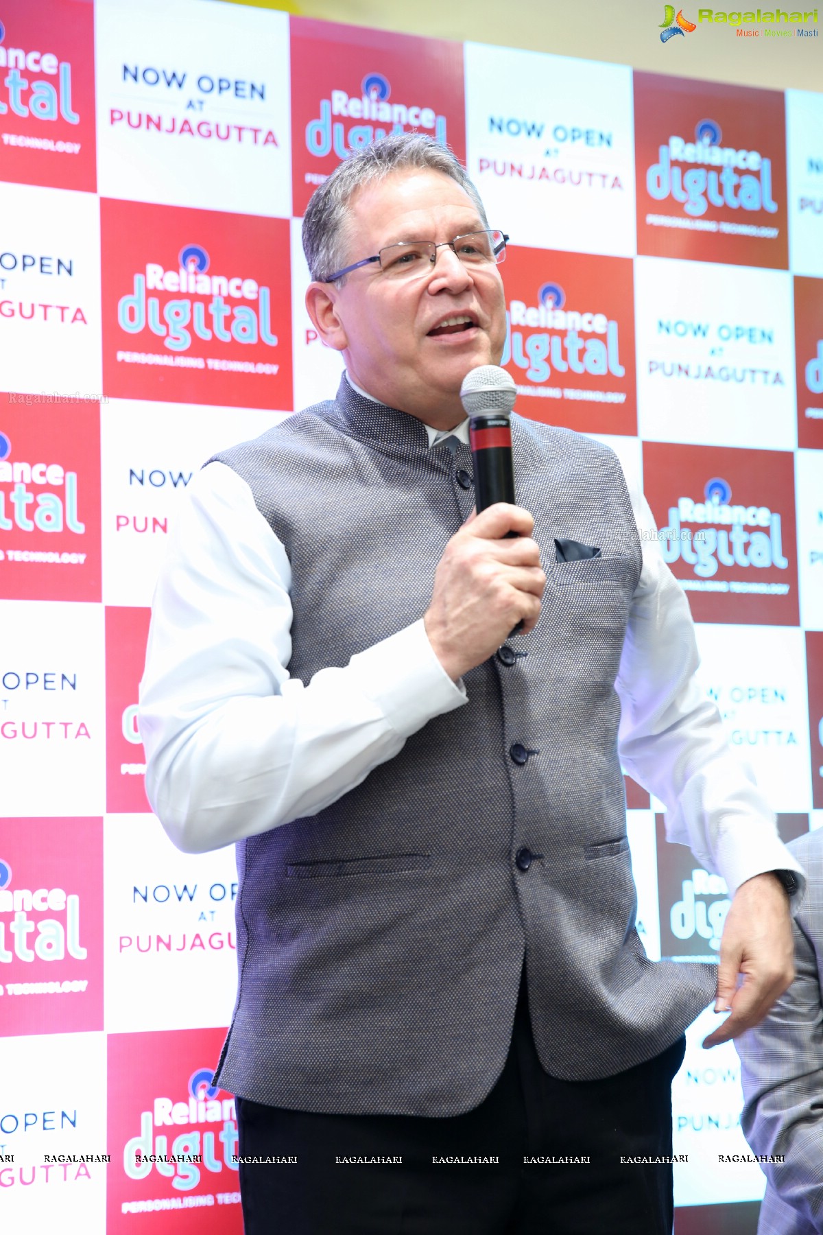 Raana launches Reliance Digital store at Punjagutta