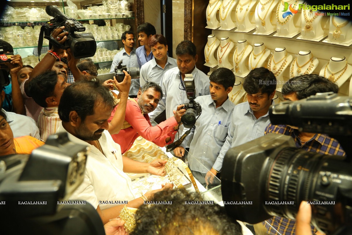 Rashmika Mandanna Launches CMR Shopping Mall In Mahaboobnagar 