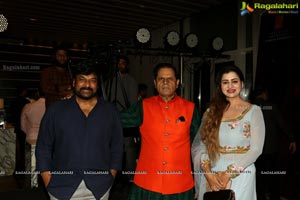 T Subbirami Reddy Felicitates 'Sye Raa' Team