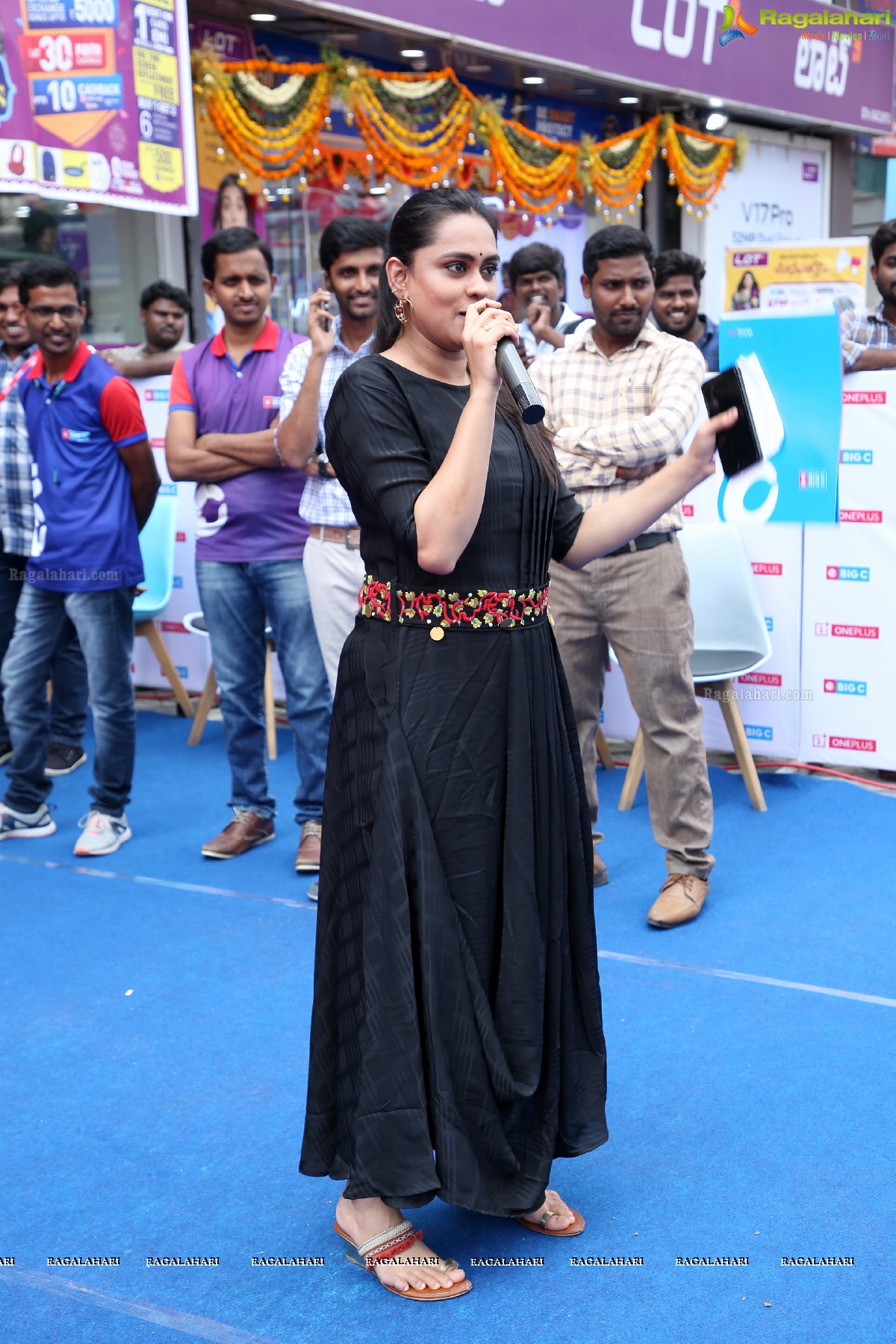 Samantha Launches Oneplus Mobiles At Big C