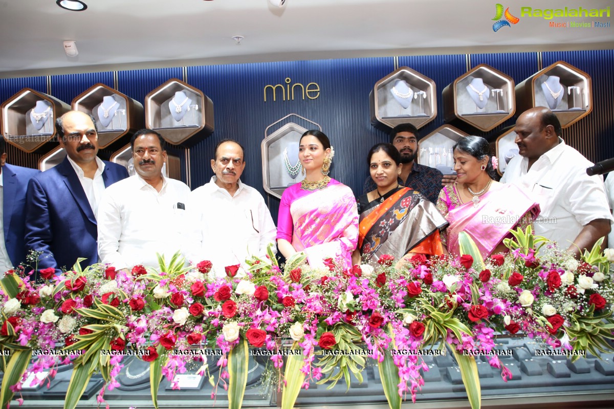 Malabar Gold & Diamonds Launches Its New Showroom at Habsiguda