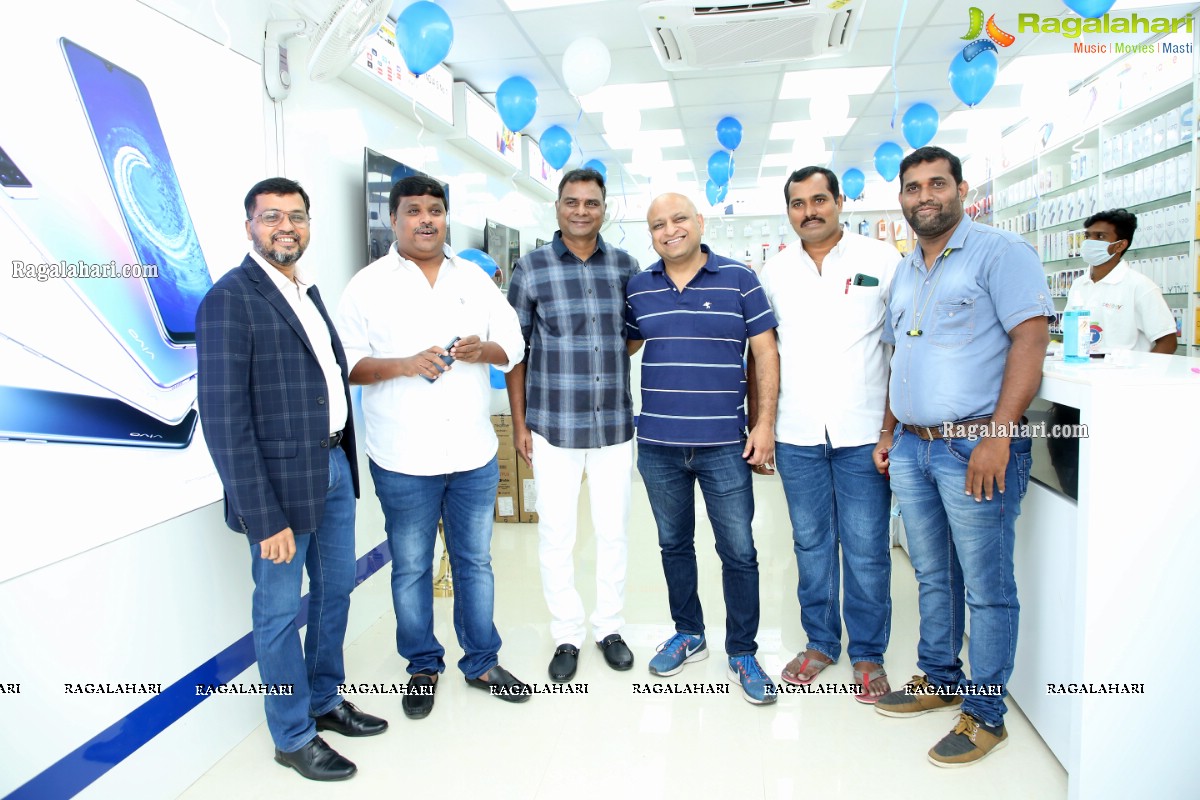 Cellbay 55th Store Launch by Mannara Chopra at Beeramguda, Hyderabad