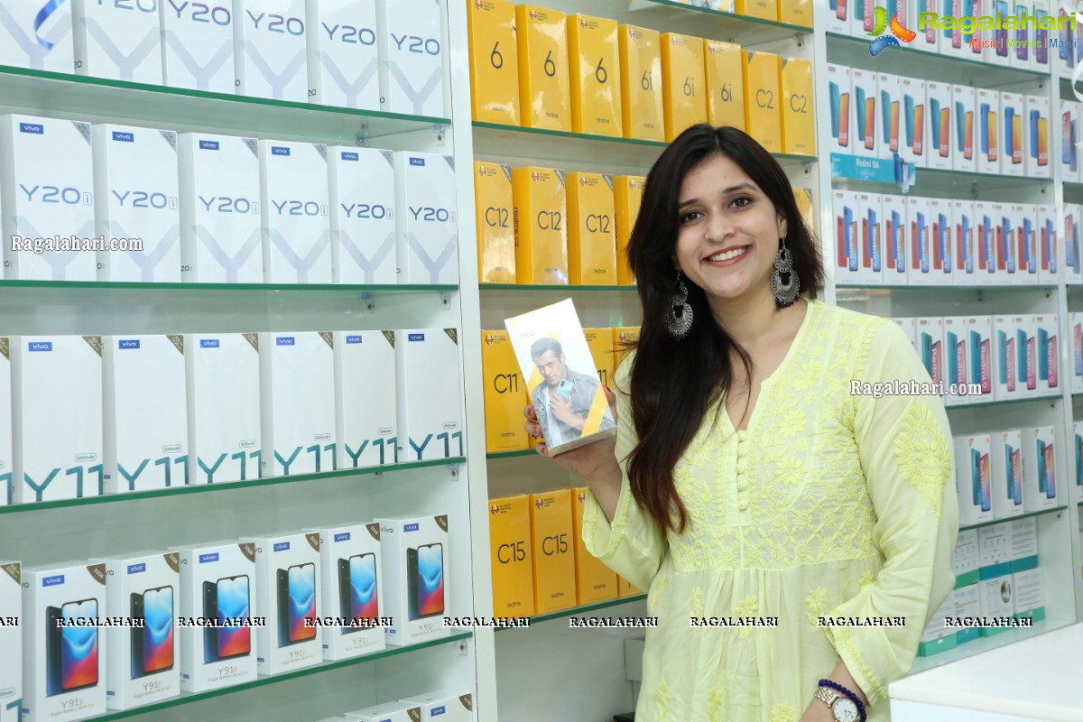 Cellbay 55th Store Launch by Mannara Chopra at Beeramguda, Hyderabad