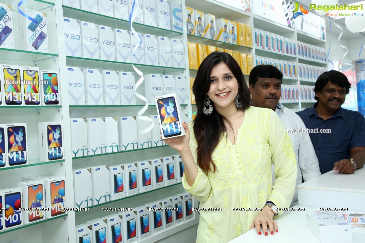 Cellbay 55th Store Launch by Mannara Chopra at Beeramguda, Hyderabad