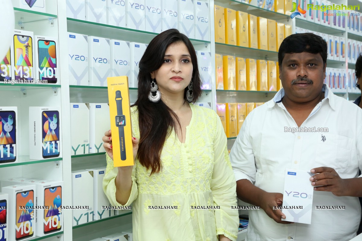 Cellbay 55th Store Launch by Mannara Chopra at Beeramguda, Hyderabad