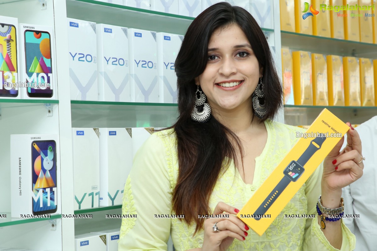 Cellbay 55th Store Launch by Mannara Chopra at Beeramguda, Hyderabad