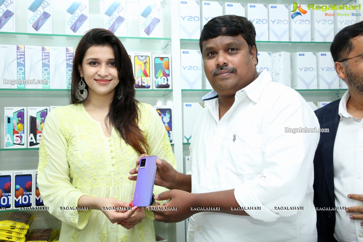 Cellbay 55th Store Launch by Mannara Chopra at Beeramguda, Hyderabad