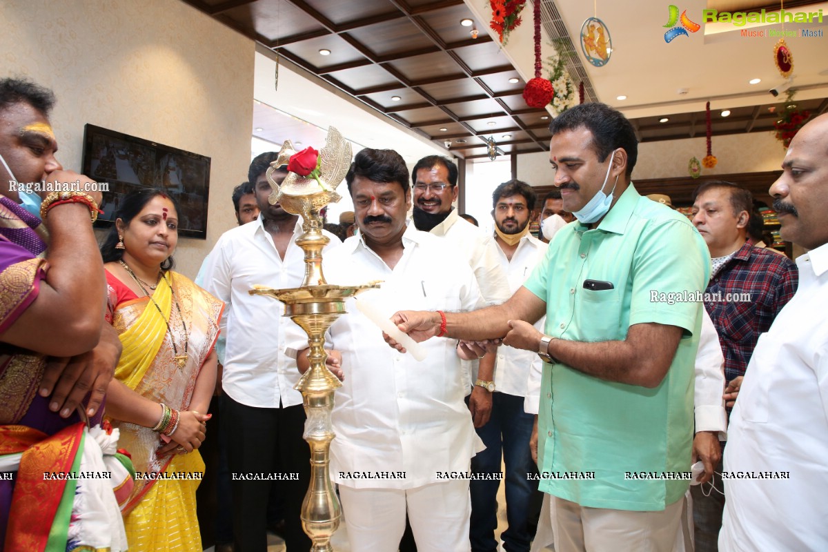 Kishan Reddy, Srinivas Yadav Reopens Chandana Brothers Patny Center