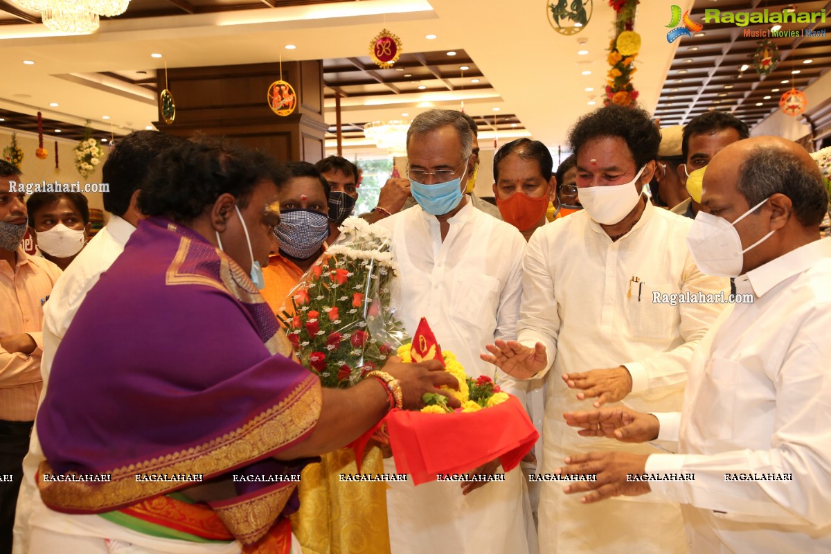 Kishan Reddy, Srinivas Yadav Reopens Chandana Brothers Patny Center