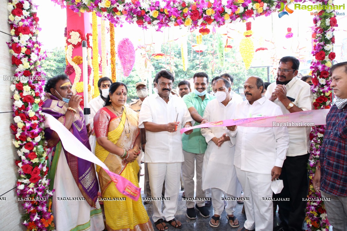 Kishan Reddy, Srinivas Yadav Reopens Chandana Brothers Patny Center