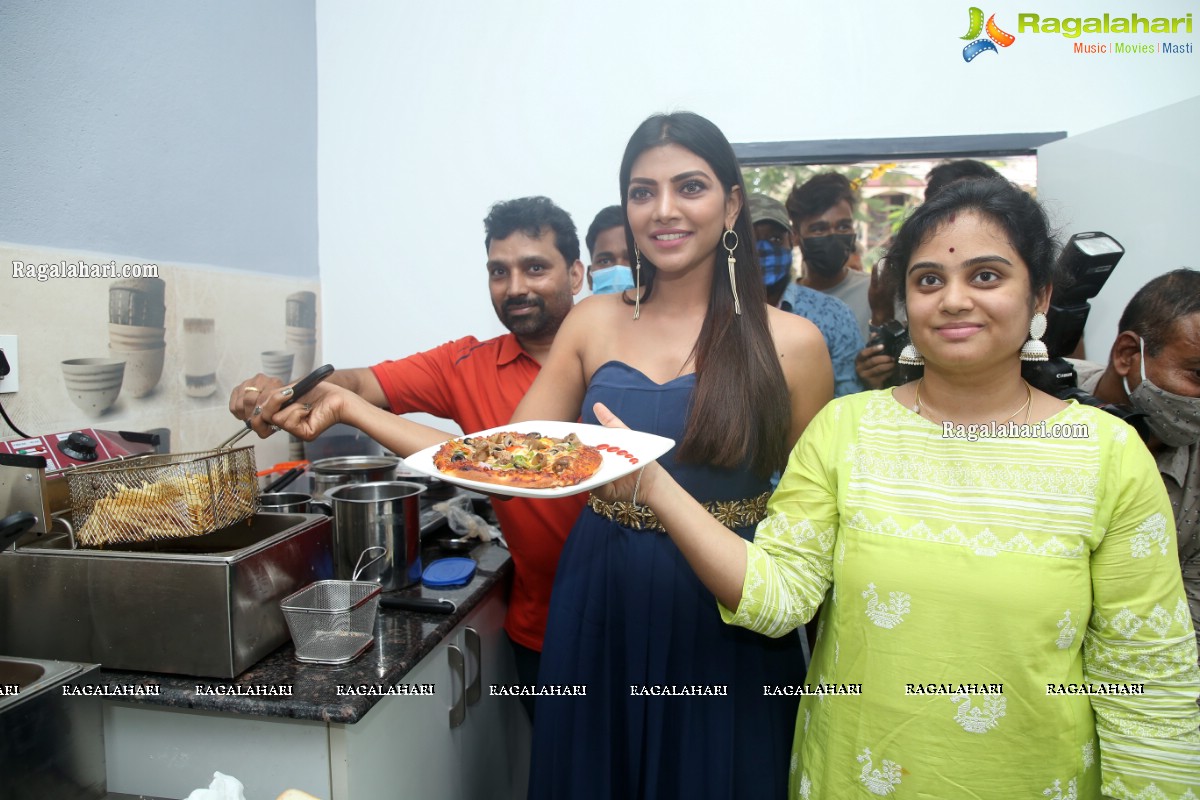 Duskfall Pizza Store Launch by Big Boss Fame Lahari Shari at Madhuranagar