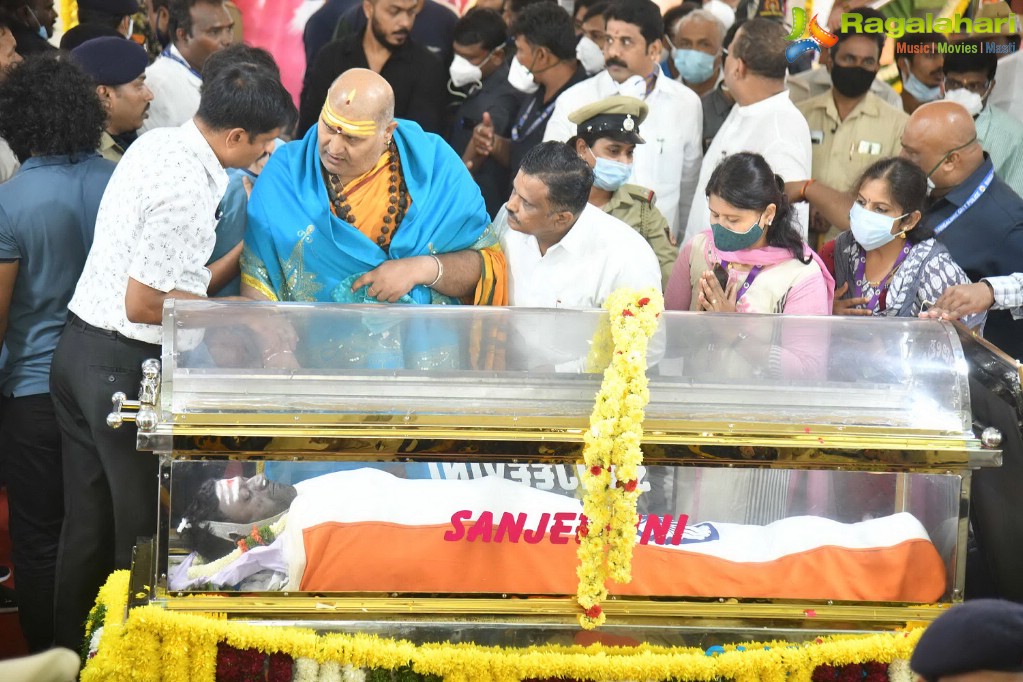 Tollywood Celebs Pay Their Last Respects to Puneeth Rajkumar