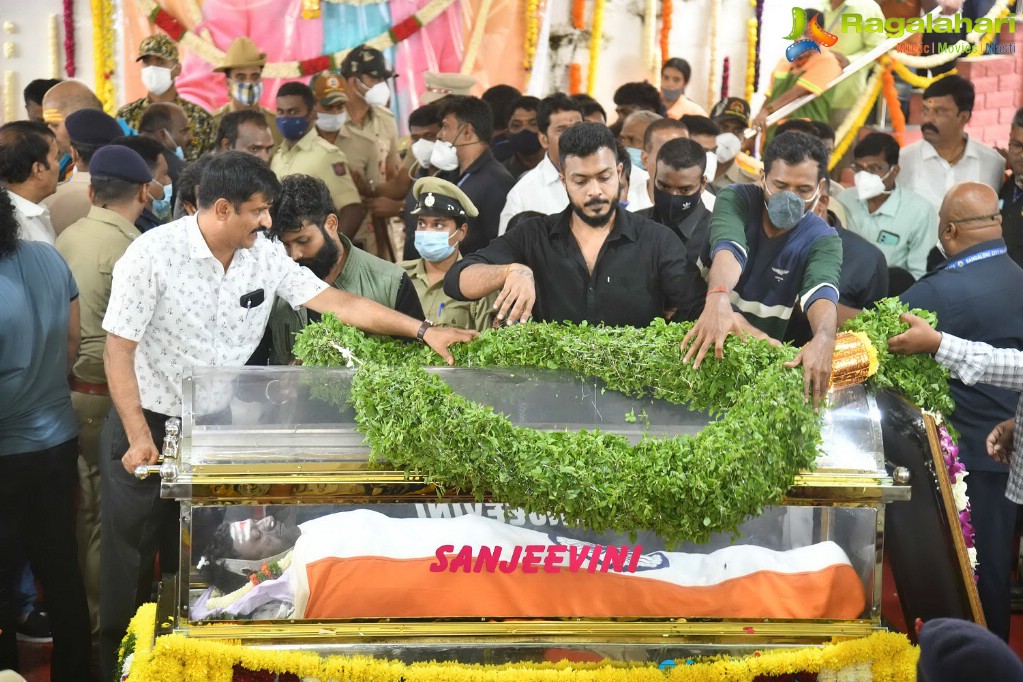 Tollywood Celebs Pay Their Last Respects to Puneeth Rajkumar