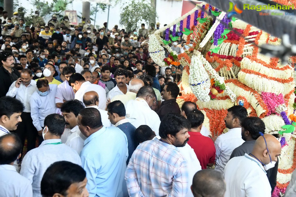 Puneeth Rajkumar's Last Rites At Kanteerava Studio