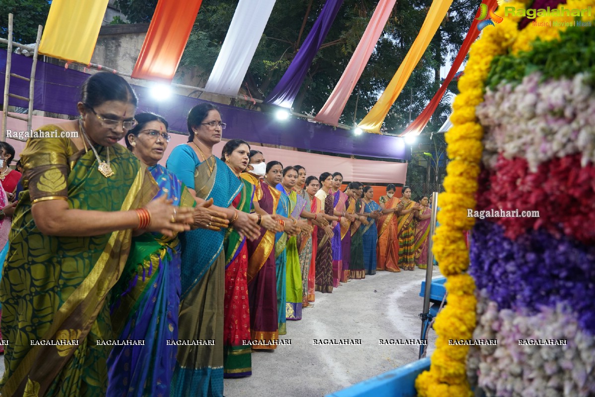 Saddula Bathukamma Festival Celebrations 2021 at Kukatpally, Hyderabad