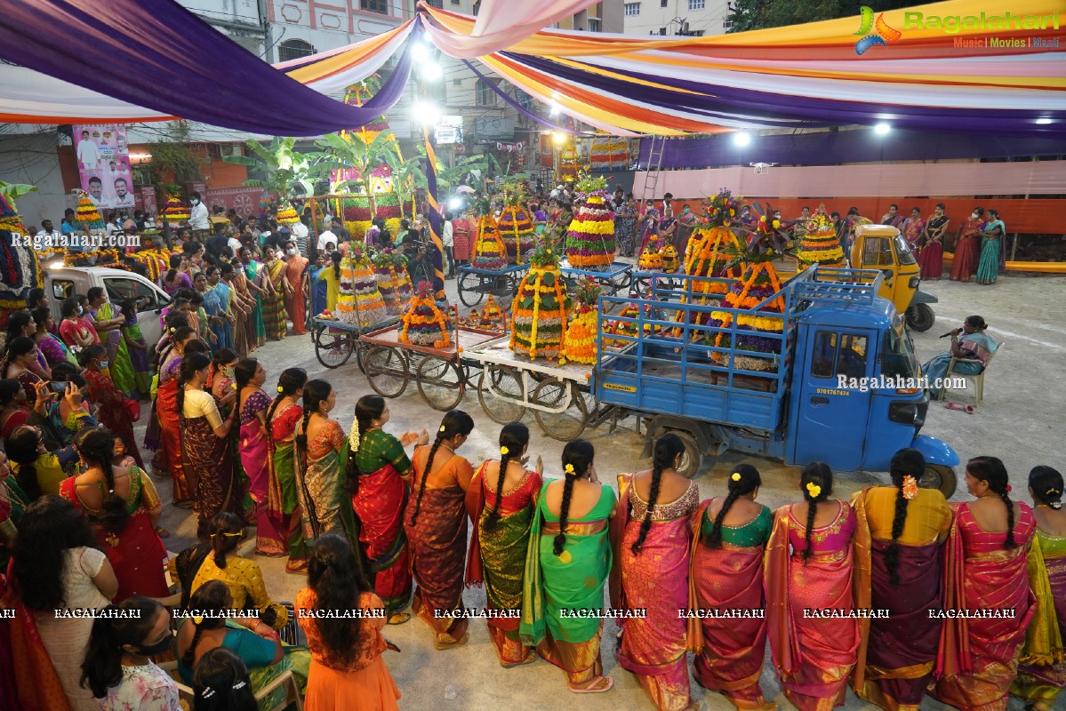 Saddula Bathukamma Festival Celebrations 2021 at Kukatpally, Hyderabad