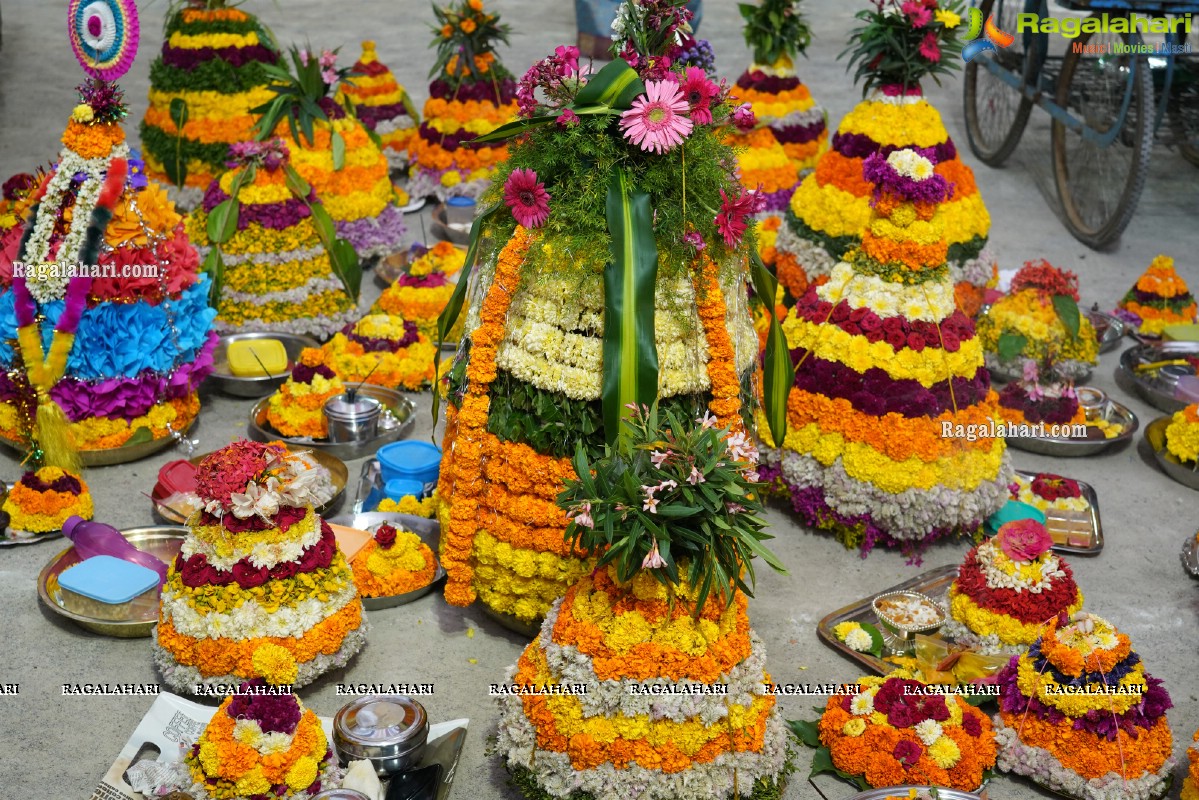 Saddula Bathukamma Festival Celebrations 2021 at Kukatpally, Hyderabad