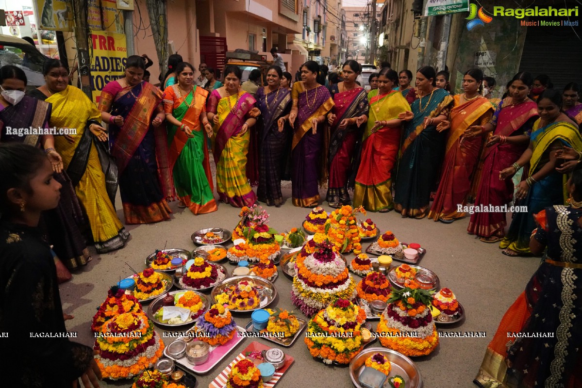 Saddula Bathukamma Festival Celebrations 2021 at Kukatpally, Hyderabad