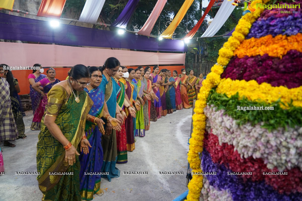 Saddula Bathukamma Festival Celebrations 2021 at Kukatpally, Hyderabad