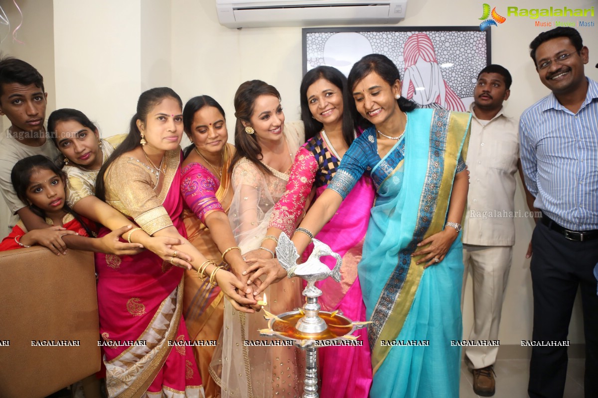 Tejaswi Madivada launches Anoo's Franchise Salon at Madhapur, Hyderabad