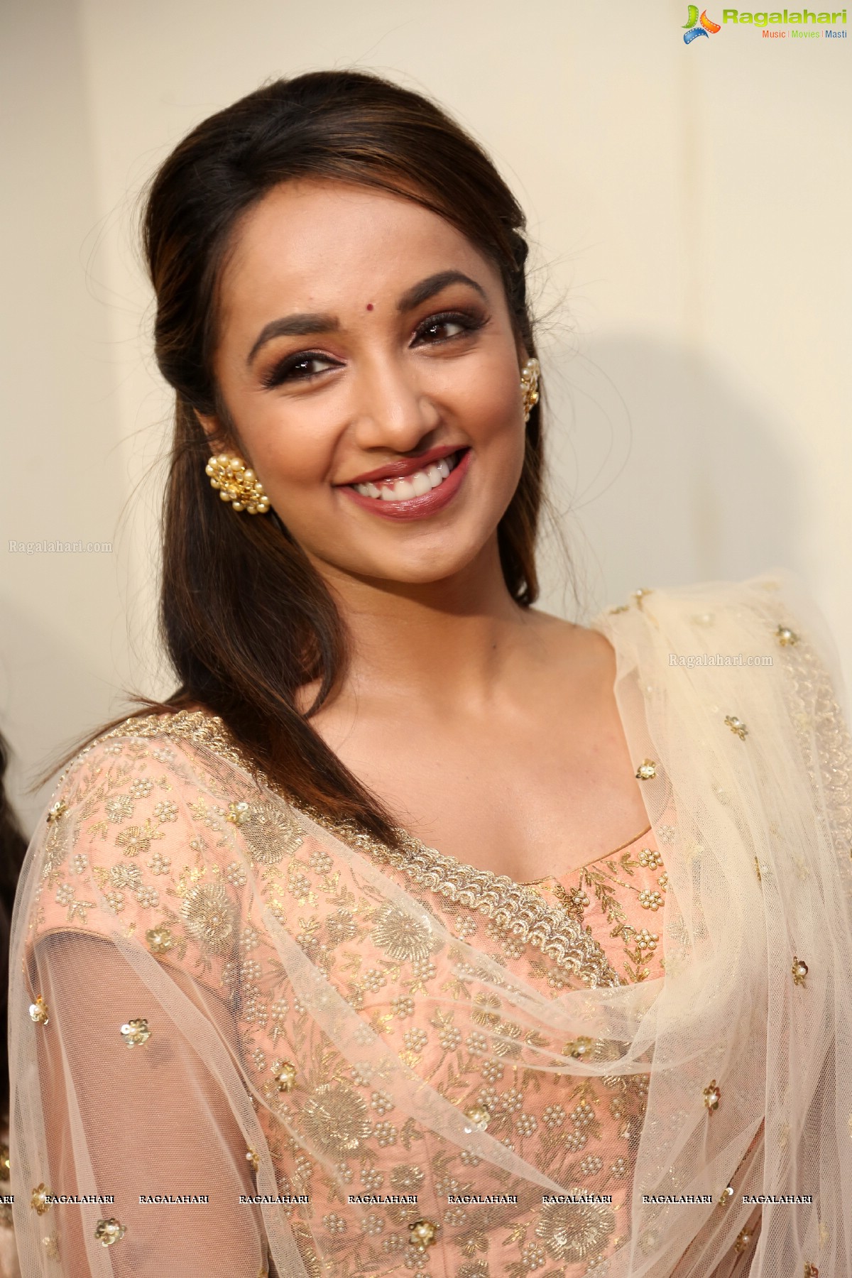 Tejaswi Madivada launches Anoo's Franchise Salon at Madhapur, Hyderabad