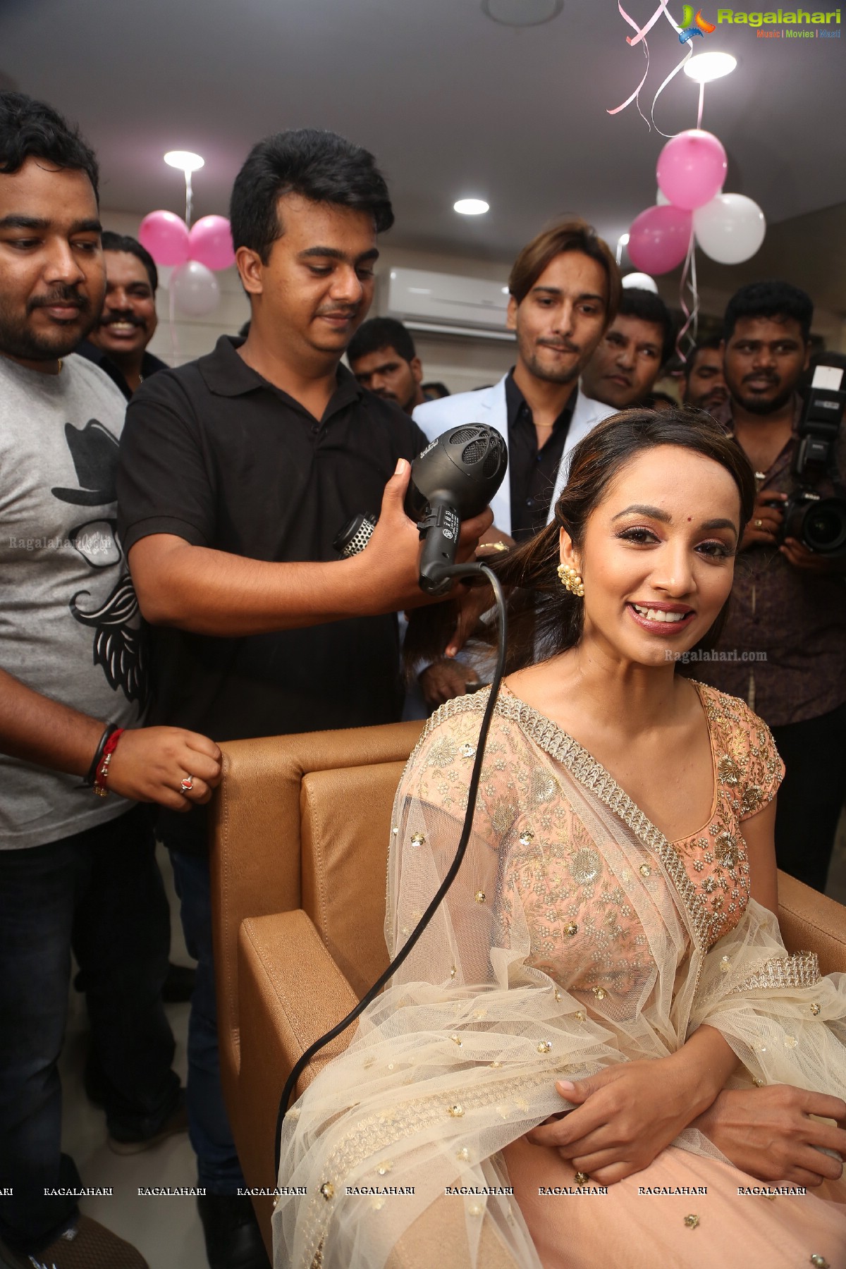 Tejaswi Madivada launches Anoo's Franchise Salon at Madhapur, Hyderabad